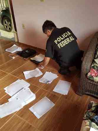 Agentes da Federal descobriram que golpistas falsificavam papéis que acabavam sendo validados pelo Ministério do Trabalho (foto: Polícia Federal/Divulgação)