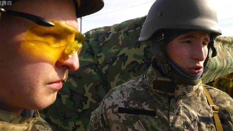 (foto: BBC) jovens com uniforme militar