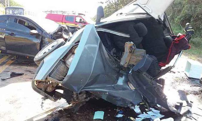 Uno ficou totalmente destruído e passageira morreu no local. Seis pessoas ficaram feridas(foto: Polícia Rodoviária Federal) Uno ficou totalmente destruído e passageira morreu no local. Seis pessoas ficaram feridas(foto: Polícia Rodoviária Federal)