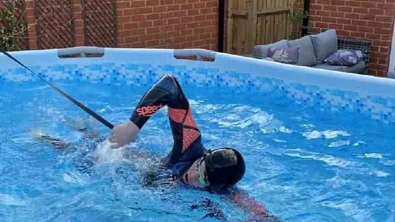 Para treinar, Richards passou horas e horas nadando na piscina de lona que fica no quintal da casa da famlia(foto: Simon Richards)