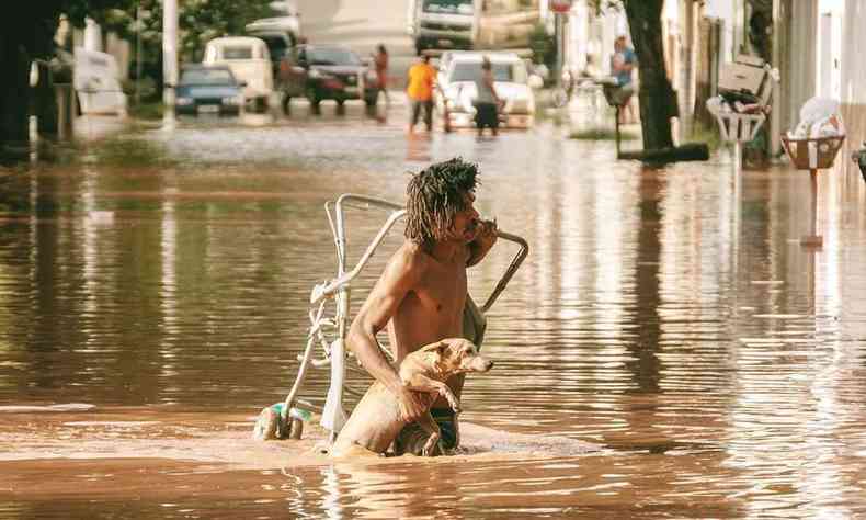 Homem resgata seu cachorro nas guas do Rio Doce no Bairro So Paulo