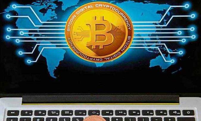 Uma das moedas mais populares, o bitcoin tem 1 milhão de adeptos no Brasil: Receita e PF prenderam, pela primeira vez, criminosos que utilizam sistema para enviar o dinheiro ilegal (foto: Jack Guez/AFP - 6/2/18 ) Uma das moedas mais populares, o bitcoin tem 1 milhão de adeptos no Brasil: Receita e PF prenderam, pela primeira vez, criminosos que utilizam sistema para enviar o dinheiro ilegal (foto: Jack Guez/AFP - 6/2/18 )