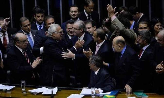 Vit�ria de Eduardo Cunha exp�e racha no governo. Em discurso, o novo presidente da C�mara afirmou que jamais far� oposi��o ao Pal�cio do Planalto, mas buscar� altivez e independ�ncia do Parlamento(foto: Wilson Dias/Ag�ncia Brasil)