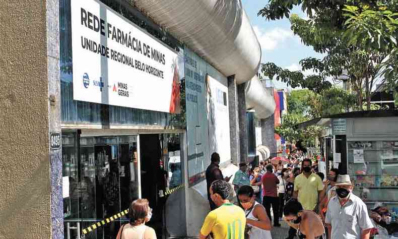 Pessoas enfrentam aglomerao em BH na busca por medicamentos distribudos pelo governo (foto: Edsio Ferreira/EM/D.A Press)