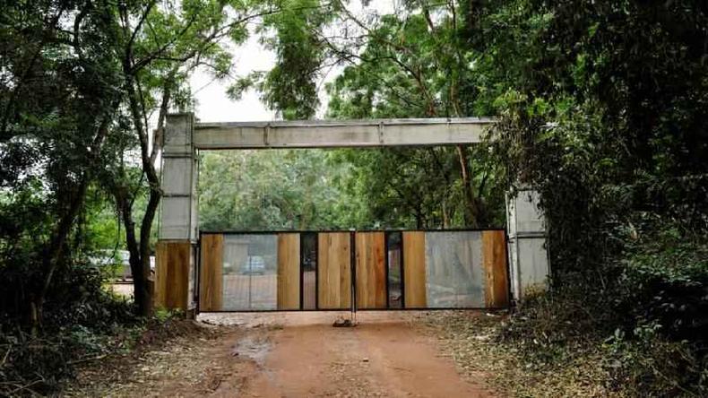 O zoológico foi temporariamente fechado ao público após o incidente(foto: Reuters) Portão fechado em meio a área verde