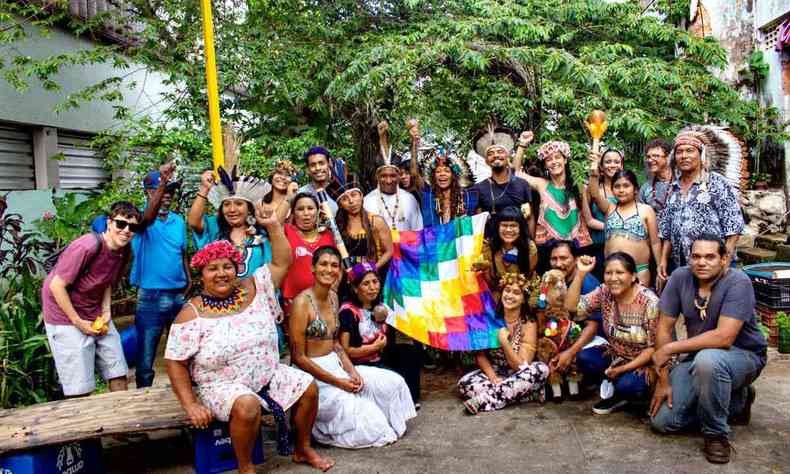 Indgenas de vrias etnias sorriem para a cmera. Eles participam de feira em BH 