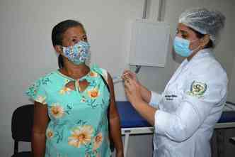 Vacinao de professores foi iniciada nesta quarta-feira, 2 de junho, em Montes Claros (foto: Daniel Moraes/Ascom/Pref Moc)