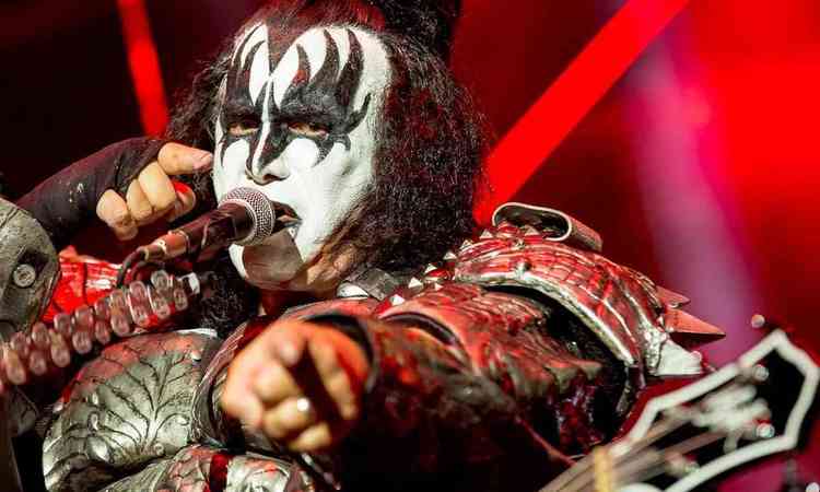 Maquiado, o cantor Gene Simmons aponta para a cmera durante show do Kiss