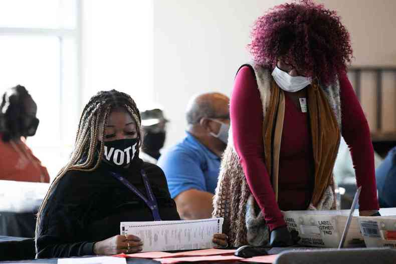 Trabalhadores continuam contando votos na State Farm Arena, em Atlanta, Gergia(foto: Jessica McGowan / Getty Images via AFP)