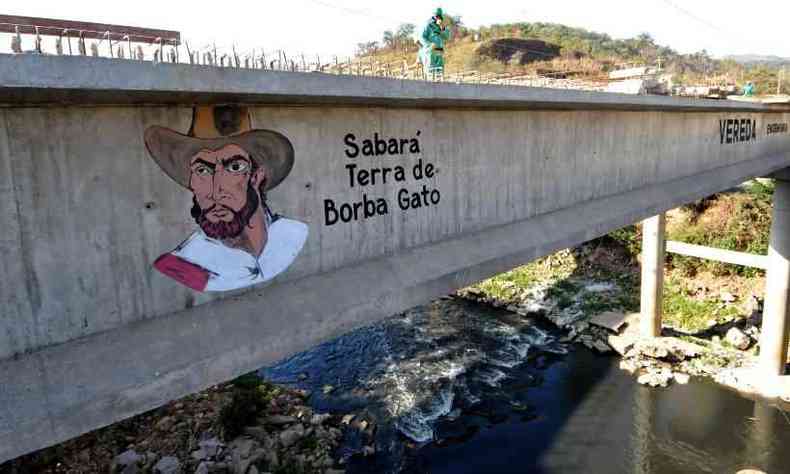 Ponte sobre o Rio das Velhas com mensagem sobre o bandeirante Borba Gato