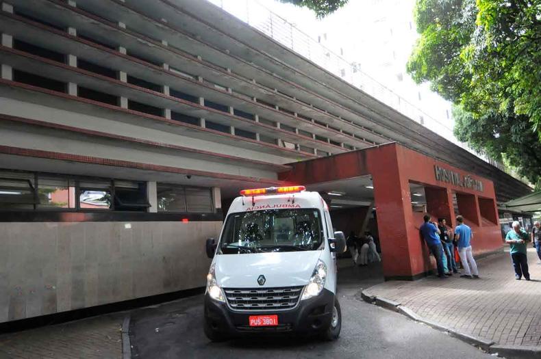O entra e sai de ambulncias revela o ritmo frentico: uma pessoa  atendida a cada 5 minutos. At 150 podem ser socorridas simultaneamente