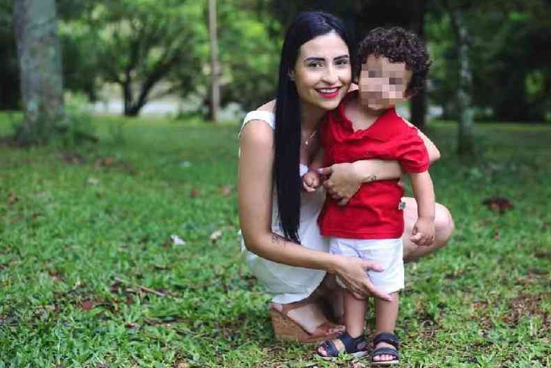 Jéssica e o filho caçula, de um ano e dez meses: mãe relata preocupação desde que soube que garoto foi vacinado contra a covid-19(foto: Elora Zagotti)