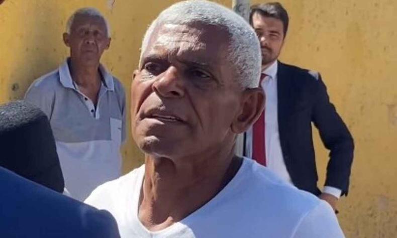 'Como pai, eu peço, mas ele não me respeita', diz Waldomiro Martins(foto: Jornal De Fato Online/Reprodução) Homem negro, pai do rapaz preso, dá entrevista na rua à imprensa local. Ele veste camisa branca