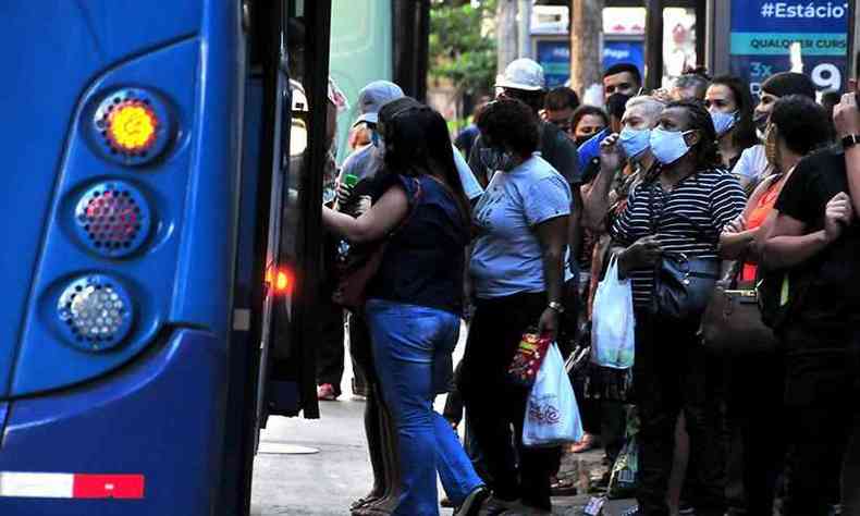 Movimento de passageiros em ponto de nibus no Centro de Belo Horizonte(foto: Ramon Lisboa/EM/D.A Press - 15/03/2021)