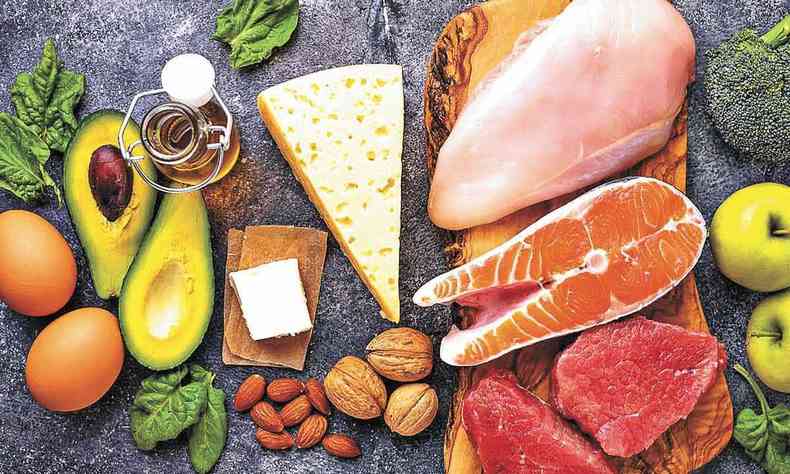 Foto mostra abacate, carne, queijo, nozes, maçã e brócoles, produtos para dieta