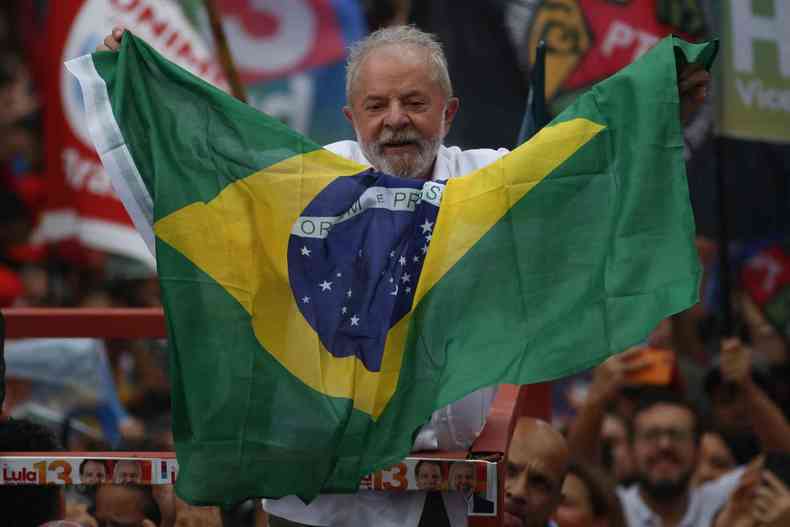 Lula segura bandeira do Brasil 