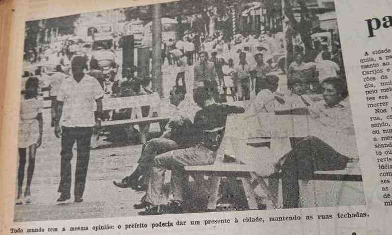 Publicação do Diário da Tarde com foto de pessoas sentadas no banco da Praça Sete