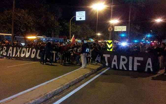 Com uma grande faixa, o grupo fechou o trnsito a Avenida Nossa Senhora do Carmo(foto: Sidney Lopes/EM/D.A.Press)