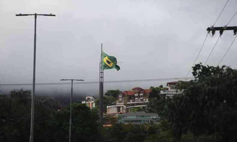 Cu nublado virou rotina na capital; na foto, Praa da Bandeira(foto: Alexandre Guzanshe/EM/D.A. Press)