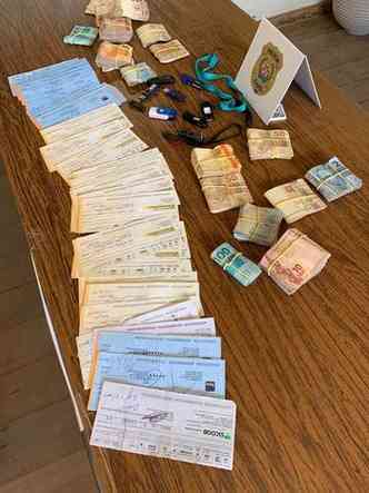 Durante a operao foram encontrados mais de R$ 12 mil em dinheiro, R$ 100 mil em cheques, pen drives e outros materiais que sero utilizados nas investigaes(foto: Divulgao/ Polcia Civil)