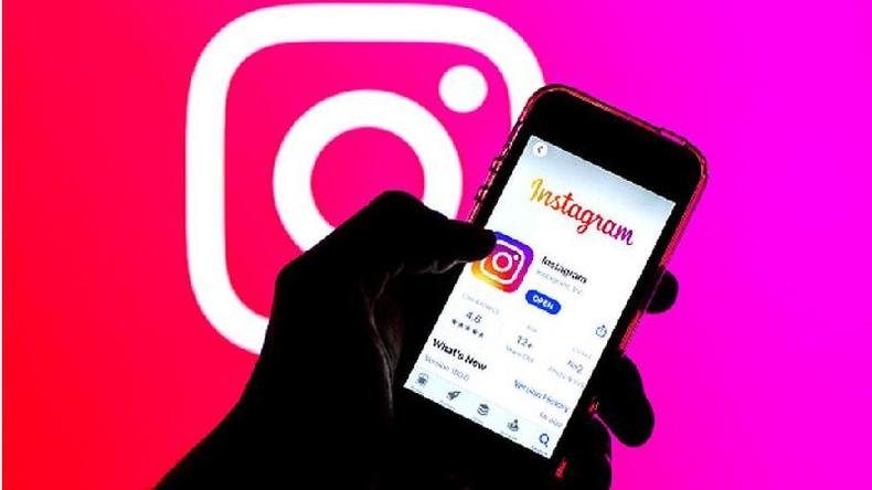 A professora conta que escreveu um pedido de desculpas, mas que sofreu bullying e acabou pedindo demissão(foto: Getty Images) Celular com Instagram
