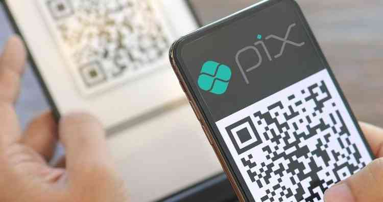 Tefelone Celular apontando para cdigo QR e o texto 'pix' aparecendo na tela