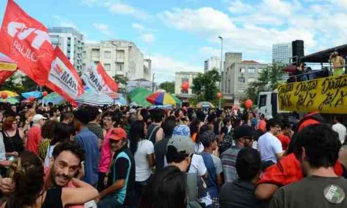 Manifestao a favor das Diretas J no Largo da Batata, regio oeste de So Paulo (foto: Rovena Rosa/Agncia Brasil)