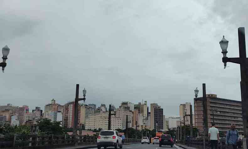 Vista do cu nublado em BH hoje