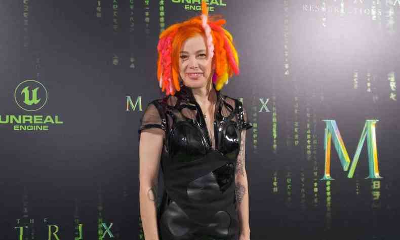 Com cabelos laranja e roupa preta, a diretora Lana Wachowski chega  sesso de estreia de 'Matrix resurrections' em San Francisco, na Califrnia