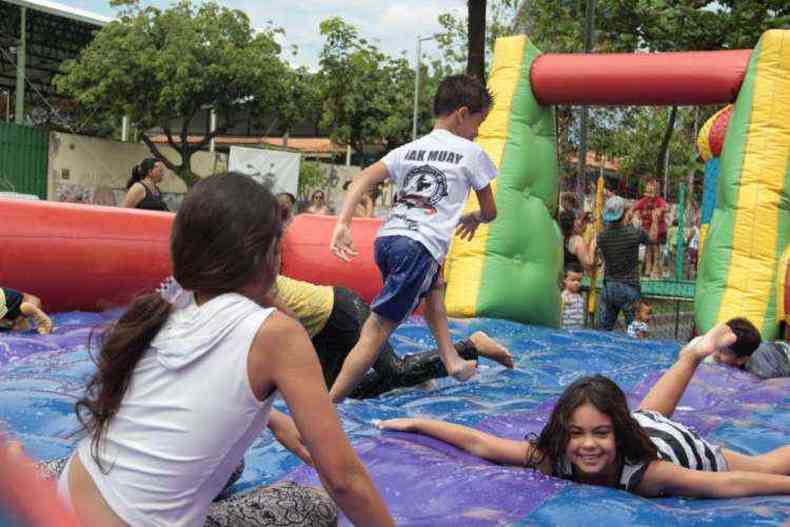 Crianas se divertiram em brinquedos na Avenida Bernardo Vasconcelos(foto: Chuveiro Estdio Criativo/Divulgao)