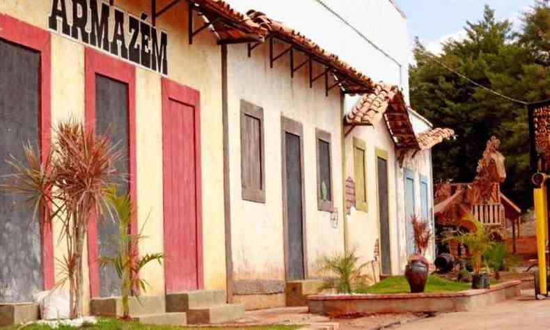 Visitantes vo poder tirar fotos da fachada de uma parede cenogrfica que reproduz um vilarejo(foto: Mercado Internacional de Lagoa Santa/Divulgao)