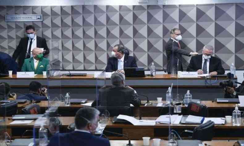 CPI nessa quarta-feira (29/09), durante reunio para depoimento do empresrio Luciano Hang, de terno verde
