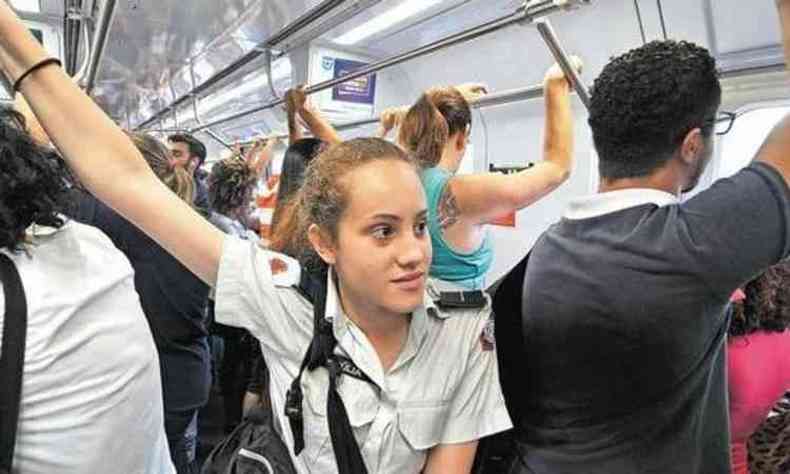 Jlia Fernanda Fabiano, de 17 anos, diz que pegou o metr durante toda a semana e apenas um homem deixou o vago ao verificar que estava na unidade destinada s mulheres(foto: Ramon Lisboa/EM/D.A Press)