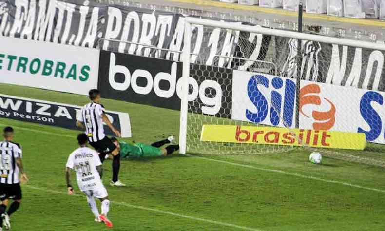 Sucesso de erros da defesa e do ataque, alm da expulso do goleiro Rafael, foram capitais para a derrota do Atltico diante do Santos(foto: AGIF/ESTADO CONTEDO)