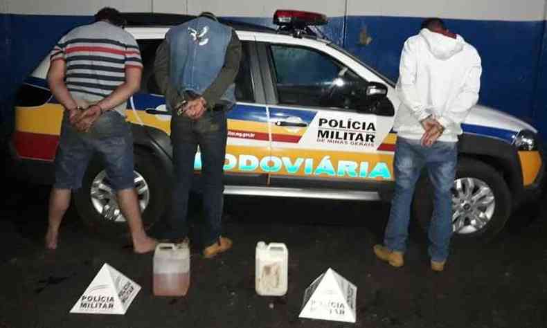 Os suspeitos foram presos e levados para delegacia suspeito de envolvimento em atentados(foto: PMMG/Divulgao)