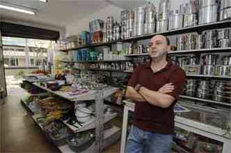 Pedro reclama do ponto desativado em frente  sua loja: consumidores sumiram (foto: Beto Magalhaes/EM/D.A Press)