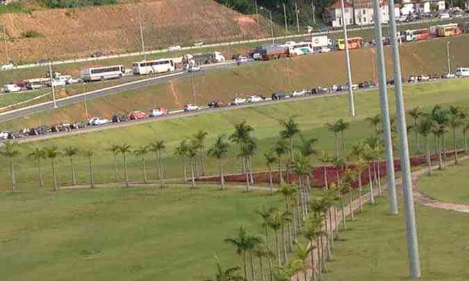 Motoristas encontram dificuldade na volta para casa nas proximidades da Cidade Administrativa(foto: Jlio Csar Pimenta)