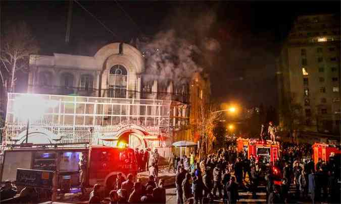Em retaliao  execuo, manifestantes iranianos arremessaram coquetis molotov na embaixada saudita em Teer, no Ir(foto: MOHAMMADREZA NADIMI / AFP PHOTO)