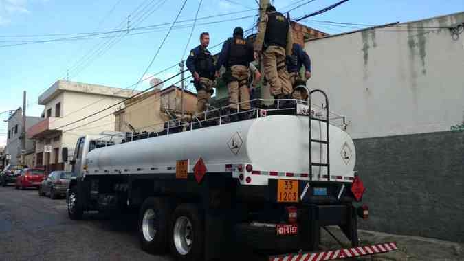 Caminhão que transportava 300 kg de maconha é apreendido em Nova LimaDivulgação/PRF