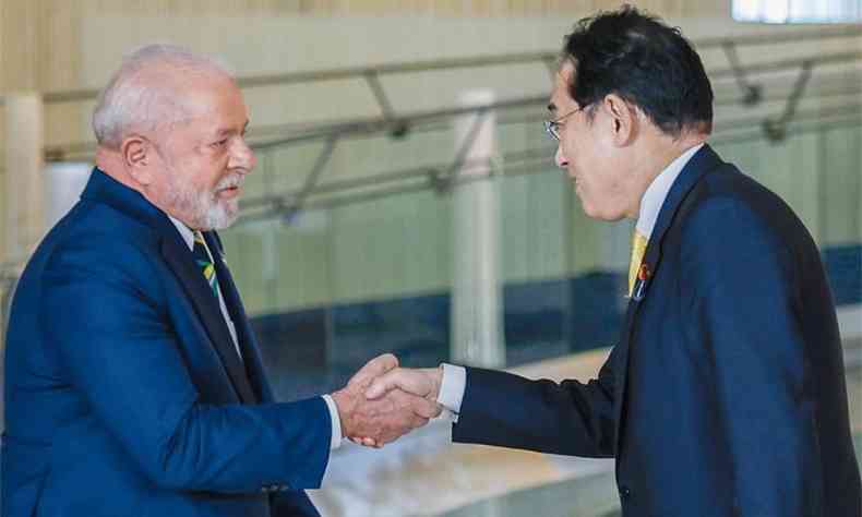 Lula e primeiro ministro do Japo Fumio Kishida de mos dadas. 