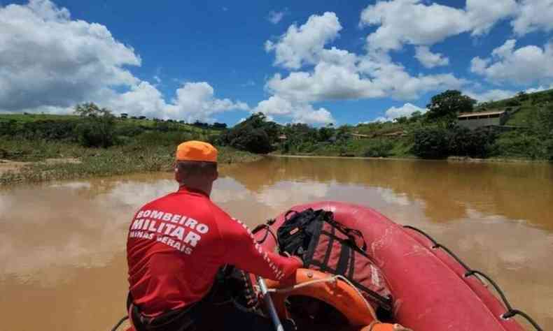 Bombeiro em balsa no rio 