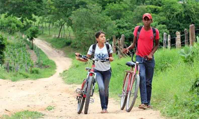 Talita e Jean percorrem 3 km at alcanar o nibus que os levar  escola, jornada vencida pela determinao de chegar  universidade(foto: SOLON QUEIROZ/ESP.EM)
