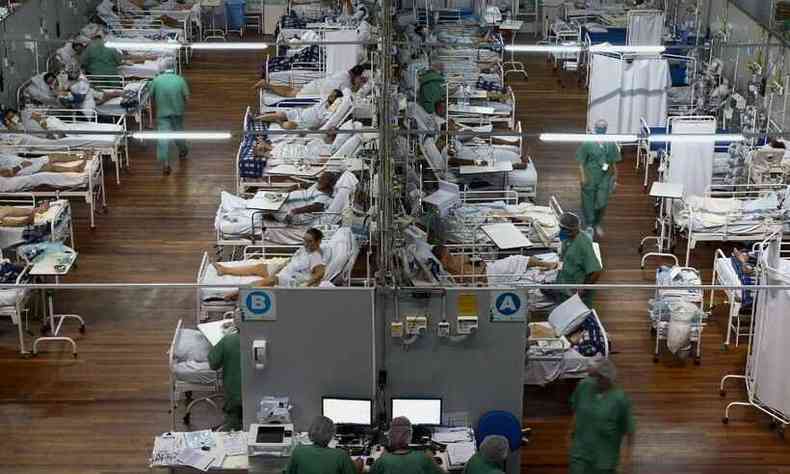 Hospital de campo montado em ginsio de esportes em Santo Andr (SP)(foto: Miguel Schincariol/AFP)