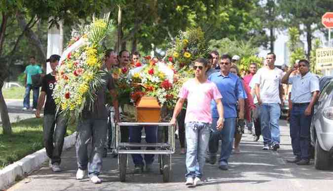 Enterro de Hueberto Andrade, de 27 anos, foi acompanhado por colegas de trabalho (foto: Edsio Ferreira/EM DA Press)
