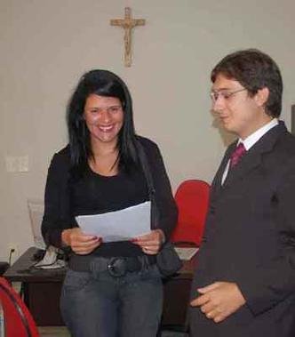 Regimara, enfim, muda o nome e o sexo na certid�o de nascimento e recebe o documento do advogado(foto: FARLEY ROCHA/PATOSHOJE)