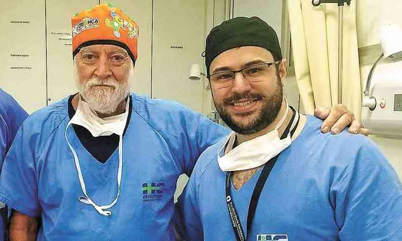 Com orgulho e a vontade de se aperfeiçoar na profissão, Lucas Augusto (D) integrou a equipe do médico americano James Goodrich, que conduziu cirurgia delicada no Brasil e também morreu de COVID-19 (foto: Arquivo Pessoal)