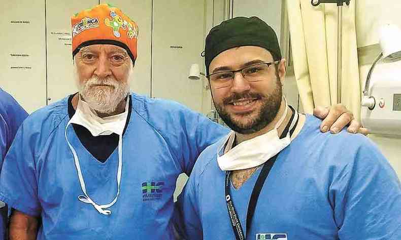 Com orgulho e a vontade de se aperfeioar na profisso, Lucas Augusto (D) integrou a equipe do mdico americano James Goodrich, que conduziu cirurgia delicada no Brasil e tambm morreu de COVID-19 (foto: Arquivo Pessoal)