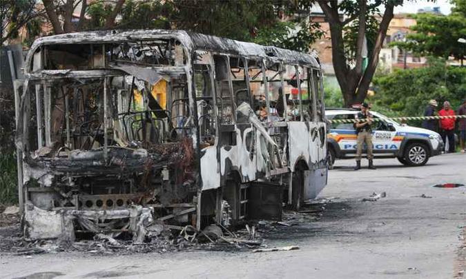 Após o incêndio no Bairro Jardim Felicidade, restou apenas o esqueleto do coletivo. Como em ações anteriores, bilhete foi deixado no local(foto: Edesio Ferreira/EM/D.A.Press) Após o incêndio no Bairro Jardim Felicidade, restou apenas o esqueleto do coletivo. Como em ações anteriores, bilhete foi deixado no local(foto: Edesio Ferreira/EM/D.A.Press)