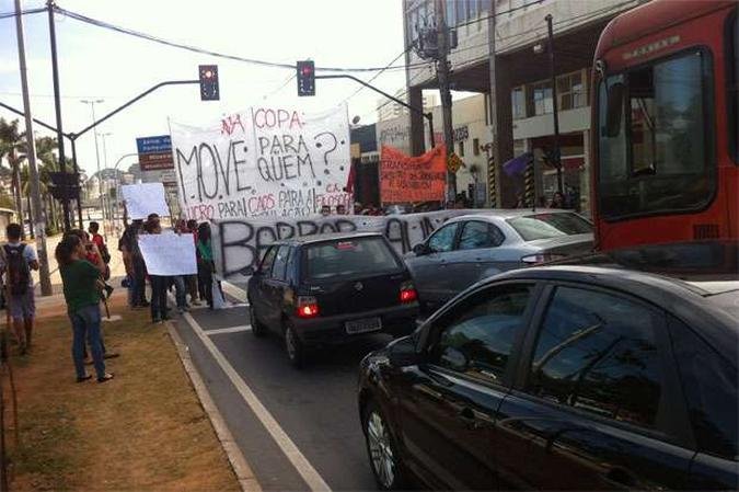 Outro protesto semelhante est� marcado para 18h de hoje, no mesmo trecho da Ant�nio Carlos(foto: Ed�sio Ferreira/EM DA Press)