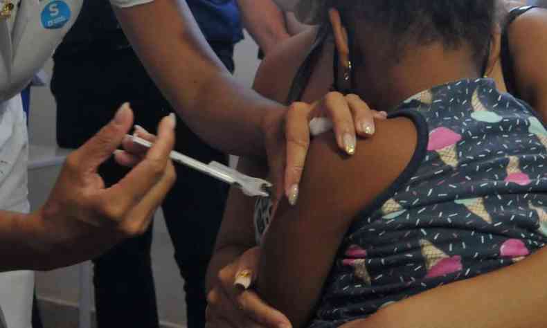 criana sendo vacinada contra a covid-19